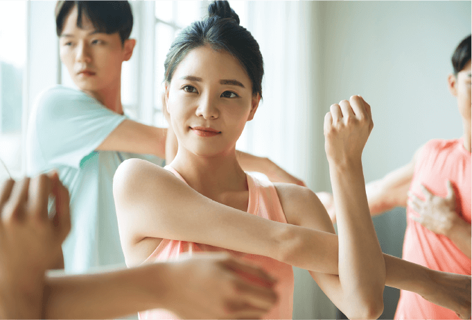 フィットネスをする女性と男性2人