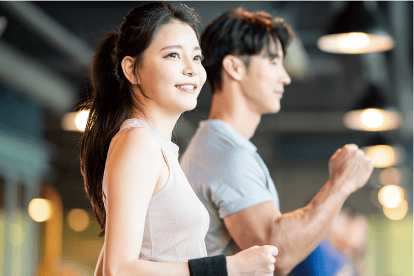 笑顔の女性と運動をする男性