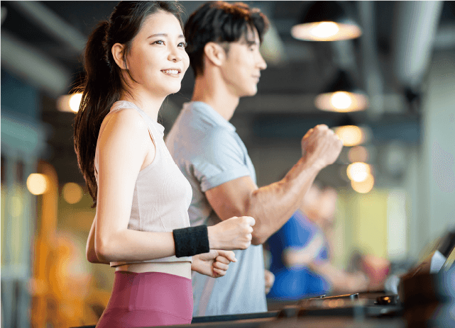 笑顔の女性と運動をする男性