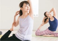 無料体験を受けている女性2人