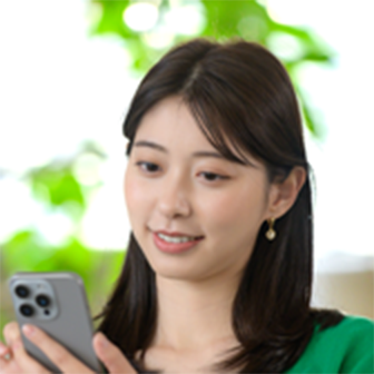 発言している女性の顔