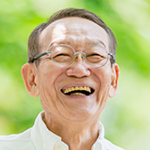 発言している高齢男性の顔