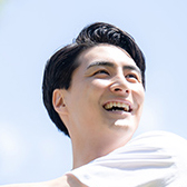 発言している男性の顔