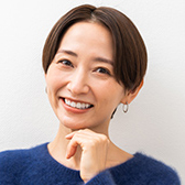 発言している女性の顔