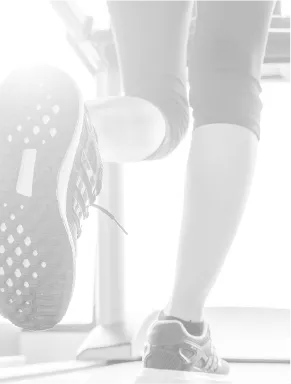 施設にある器具を使い走っている人の足元