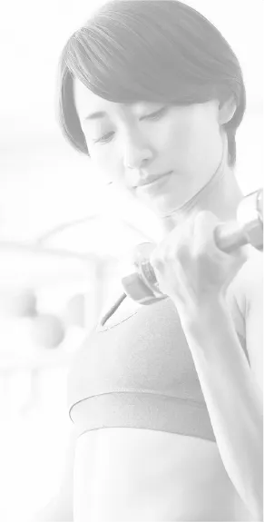 ダンベルを持って体力作りをする女性