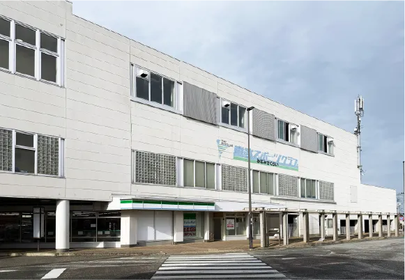 女性2人がヨガをしているところ